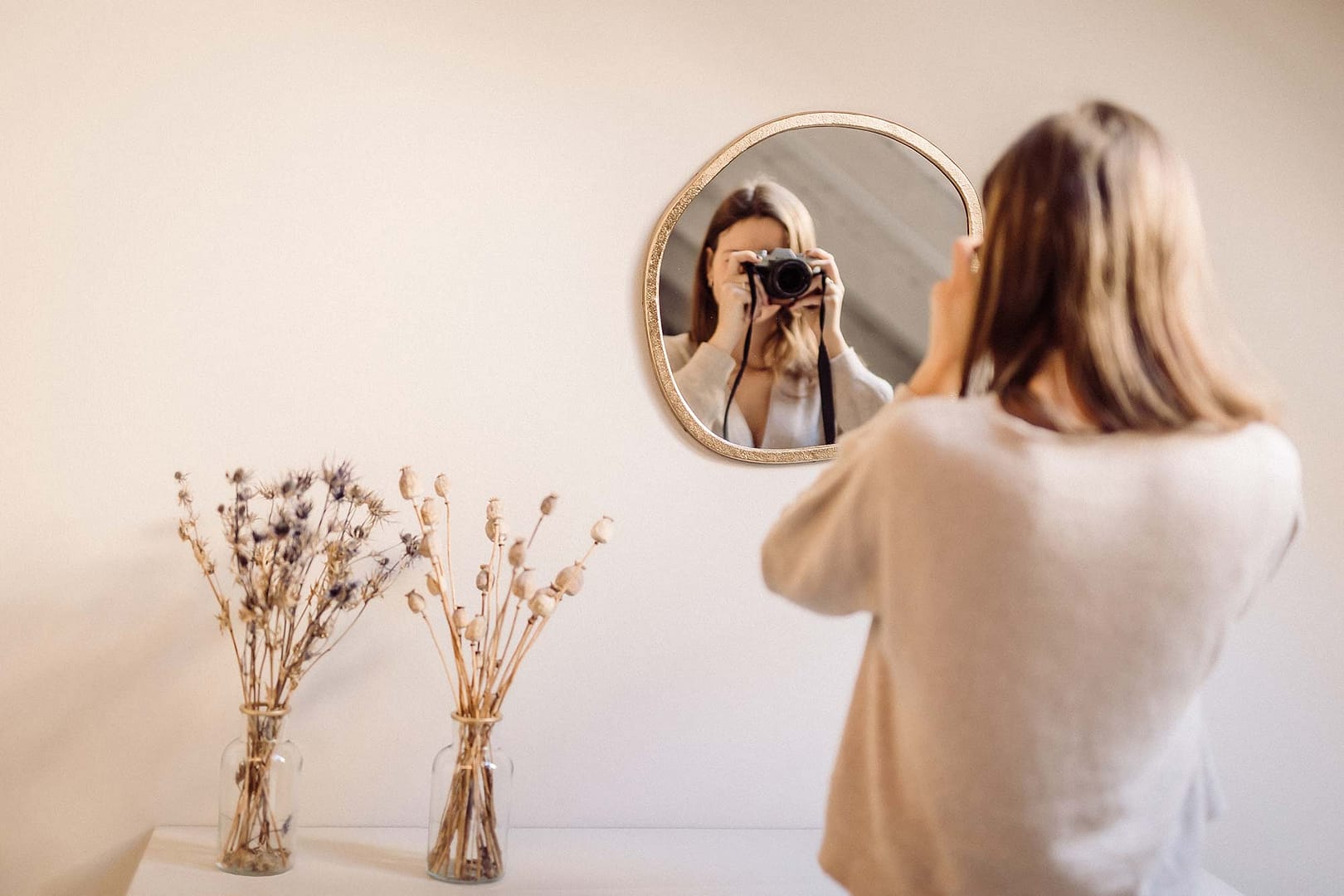 Lifestyle Foto Portrait einer Frau mit Spiegel